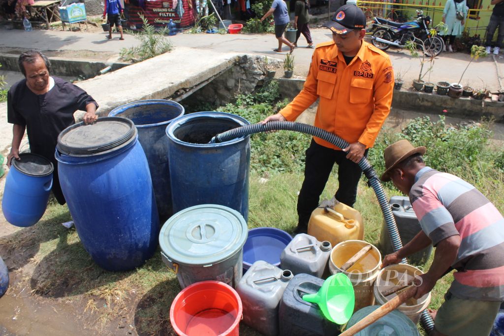 Petugas Badan Penanggulangan Bencana Daerah Kabupaten Cirebon menyalurkan air bersih kepada warga di Desa Sibubut, Kecamatan Gegesik, Kabupaten Cirebon, Jawa Barat, Rabu (2/8/2023). 
