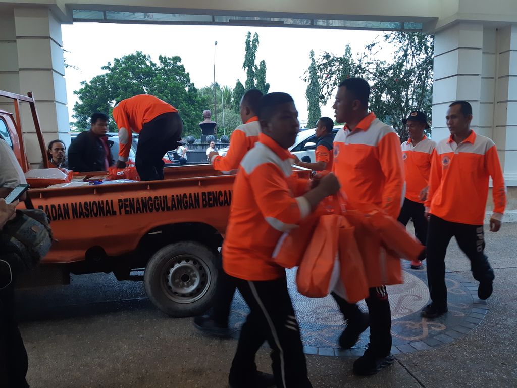 Tim BPBD Jambi di Bandara Sultan Thaha Jambi menyiapkan koordinasi pencarian rombongan Kepala Kepolisian Daerah Jambi yang jatuh di sebuah bukit di Muara Emat, Kabupaten Kerinci, Jambi, Minggu (19/2/2023). Semua penumpang dikabarkan selamat, tetapi dalam kondisi luka parah.