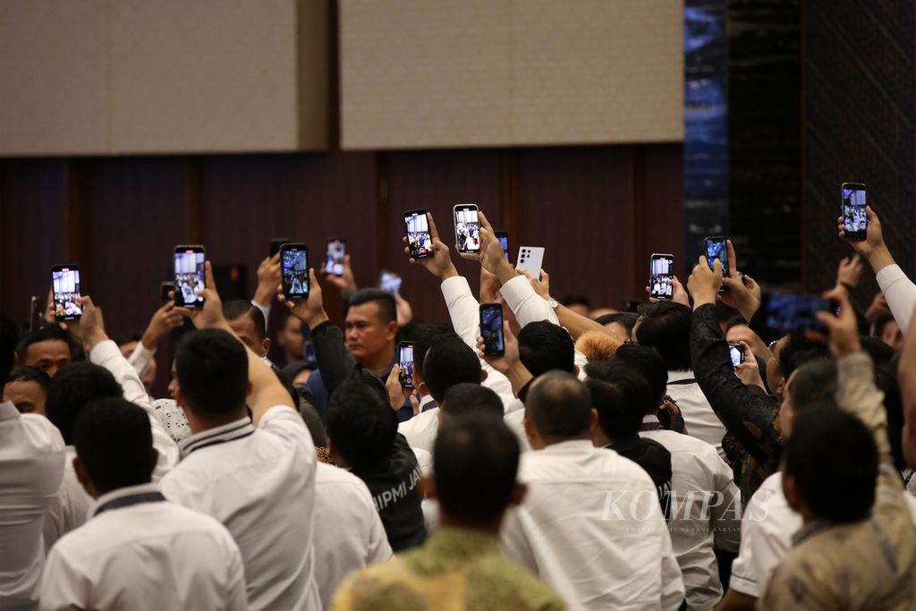 Peserta Rapat Kerja Nasional XVIII Himpunan Pengusaha Muda Indonesia Tahun 2023 mengabadikan Presiden Joko Widodo saat tiba di lokasi Rakernas di ICE BSD, Tangerang, Banten, Kamis (31/8/2023). 