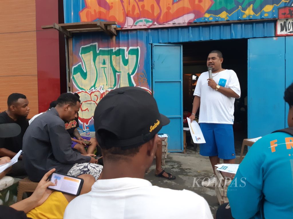 Pengajar kelas rap, yakni Epo D'Fenomeno, memaparkan sejarah lahirnya musik rap dan teknik menyusun lirik lagu rap bagi para peserta di Rum Fararur Space di Kota Jayapura, Papua, Minggu (14/5/2023).