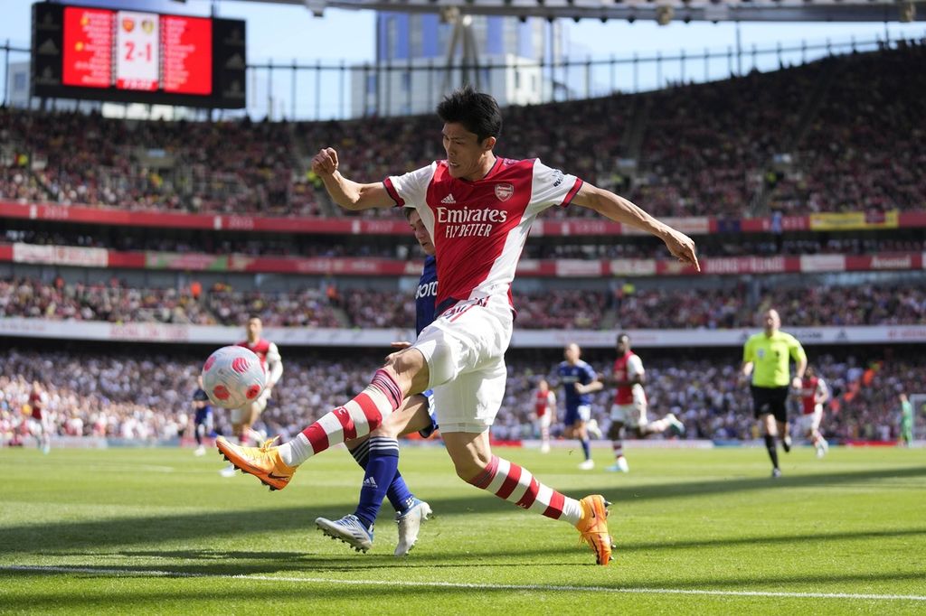 Pemain Arsenal, Takehiro Tomiyasu, menendang bola saat menghadapi Leeds United pada laga Liga Inggris di Stadion Emirates, London, Minggu (8/5/2022). Arsenal menang 2-1. 