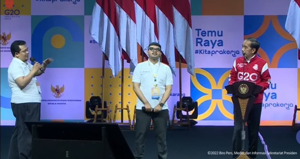 Presiden Joko Widodo berdialog dengan alumni program Kartu Prakerja di Sentul, Kabupaten Bogor, Jawa Barat, Jumat (17/6/2022). Dalam dialog, mereka berharap program dilanjutkan dengan tambahan pendampingan setelah pelatihan usai.