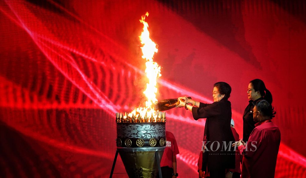The Chairperson of the Indonesian Democratic Party of Struggle (PDI-P), Megawati Soekarnoputri, lit the flame of the Eternal Struggle Torch, which symbolizes the opening of the PDI-P's National Working Meeting V at Beach City International Jakarta, Ancol, Jakarta, on Friday (24/5/2024).