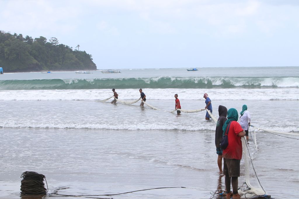 Sejumlah nelayan menarik jaring pukat di Pantai Pangandaran, Kabupaten Pangandaran, Jawa Barat, Selasa (10/11/2020).