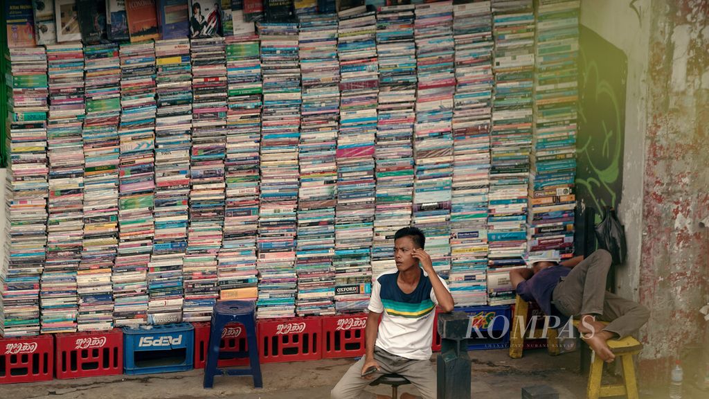 Penjual menunggu pembeli buku bekas di kawasan Kwitang, Jakarta Pusat, Selasa (17/5/2022). 