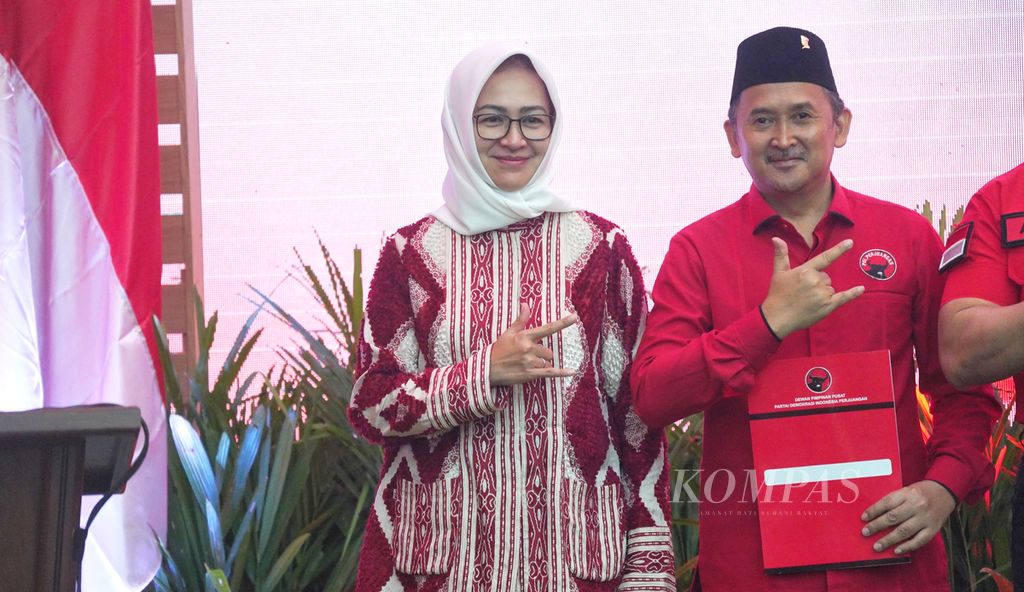 Pasangan Airin Rachmi Diany-Ade Sumardi saat acara Pengumuman Bakal Calon Kepala Daerah dan Wakil Kepala Daerah dari PDI Perjuangan di Kantor DPP PDI Perjuangan, Jakarta, Senin (26/8/2024). 