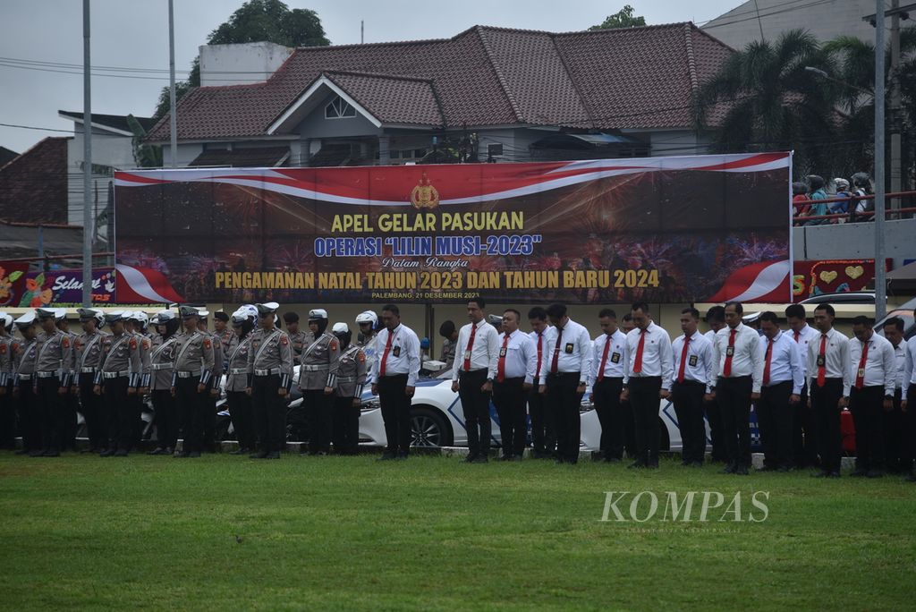 Suasana Apel Gelar Pasukan Operasi Lilin Musi 2023 di halaman Markas Kepolisian Daerah Sumatera Selatan di Palembang, Kamis (21/12/2023). 