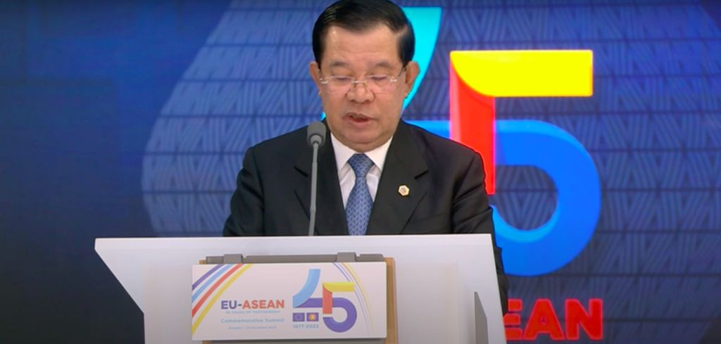 Perdana Menteri Kamboja Hun Sen memberikan pandangan dalam rangkaian KTT Peringatan 45 Tahun ASEAN-Uni Eropa di Justus Lipsius Atrium, Brussels, Belgia, Rabu (14/12/2022).