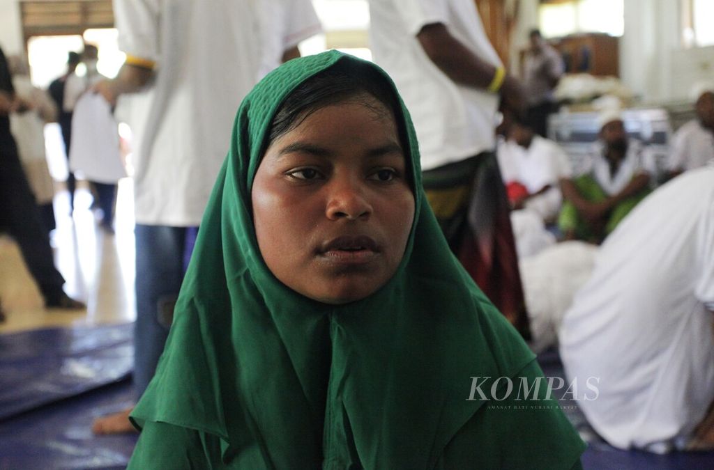 Seorang pengungsi Rohingya di lokasi penampungan sementara pengungsi di gedung bekas kantor Palang Merah Indonesia (PMI) Aceh Barat, Jumat (22/3/2024). Sebanyak 75 pengungsi Rohingya dievakuasi setelah kapal mereka terbalik.