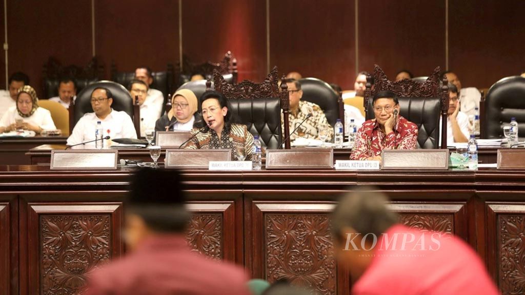 Wakil Ketua Dewan Perwakilan Daerah (DPD) Farouk Muhammad (kanan) dan Ratu Hemas (keempat dari kiri) ketika memimpin Sidang Paripurna DPD di Kompleks Parlemen Senayan, Jakarta, Senin (3/4/2017). 