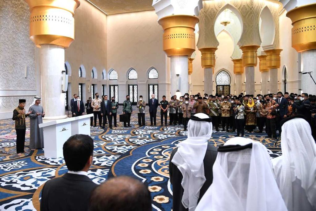 Presiden Joko Widodo bersama Presiden UEA Mohammed bin Zayed Al Nahyan (MBZ) meresmikan Masjid Raya Sheikh Zayed di Kota Solo, Provinsi Jawa Tengah, Senin (14/11/2022).