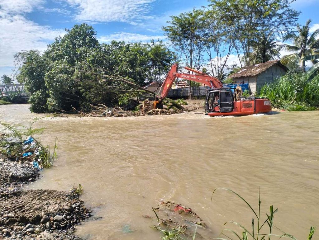 Kondisi salah satu aliran sungai yang meluap di Kabupaten Aceh Tenggara, Aceh, Selasa (15/10/2024). Hujan deras yang mengguyur wilayah itu sejak beberapa terakhir membuat sungai-sungai meluap dan menggenangi permukiman warga. 