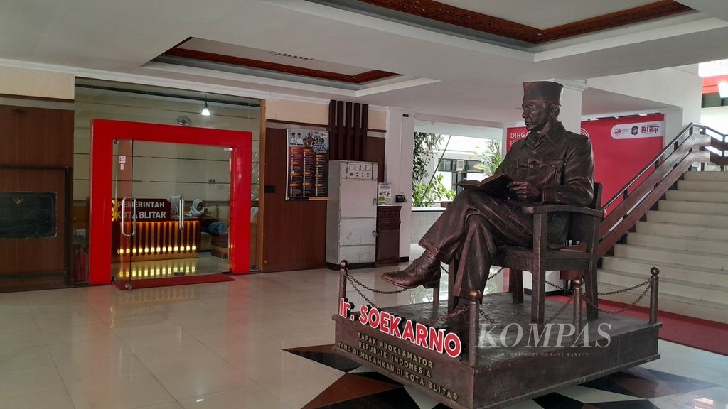 Patung Proklamator Bung Karno menghiasi lobi kantor Wali Kota Blitar, Jawa Timur, yang terlihat lengang, Senin (21/8/2023), lantaran semua pegawai tengah beraktivitas di dalam ruangan masing-masing.