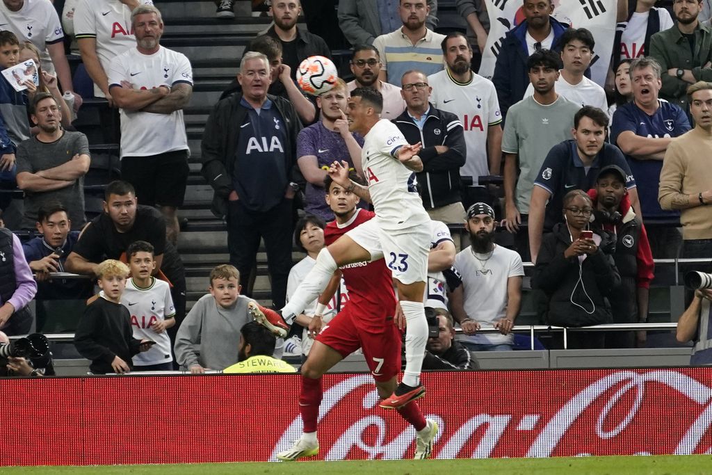 Penyerang Liverpool Luis Diaz berebut bola dengan bek Tottenham Pedro Porro pada laga Liga Inggris di London, Sabtu (30/9/2023). Badan Wasit Pertandingan Profesional Inggris meminta maaf karena VAR salah telah menganulir gol Diaz.