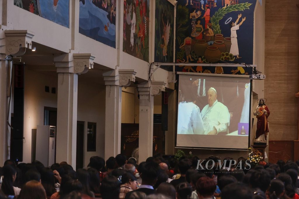 Umat Katolik bersiap mengikuti misa ekaristi kudus secara daring di Gereja Santo Antonius Padua Kotabaru, Yogyakarta, Kamis (5/9/2024). Misa yang dipimpin oleh Paus Fransiskus di Stadion Gelora Bung Karno, Jakarta, dan disiarkan secara daring ke gereja itu berlangsung khidmat.