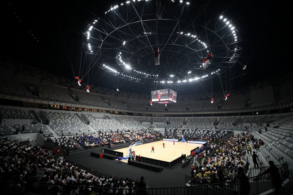 Grup musik Cokelat memeriahkan peresmian Stadion Indonesia Arena di kompleks olahraga Gelora Bung Karno, Senayan, Jakarta, Senin (7/8/2023). Stadion yang dibangun dengan biaya Rp 640 miliar selama 18 bulan ini akan menjadi tuan rumah Piala Dunia FIBA 2023. 