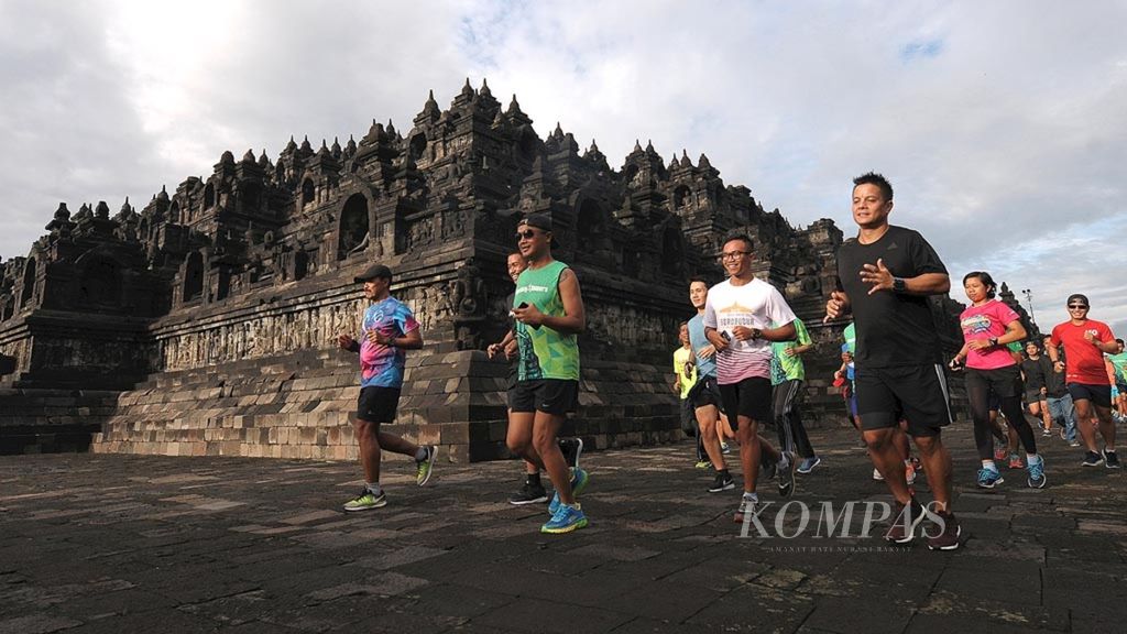 Para pelari melakukan lari-lari ringan sekitar 3 kilometer sambil menikmati pemandangan di Candi Borobudur, Magelang, Jawa Tengah, Sabtu (18/11/2017).