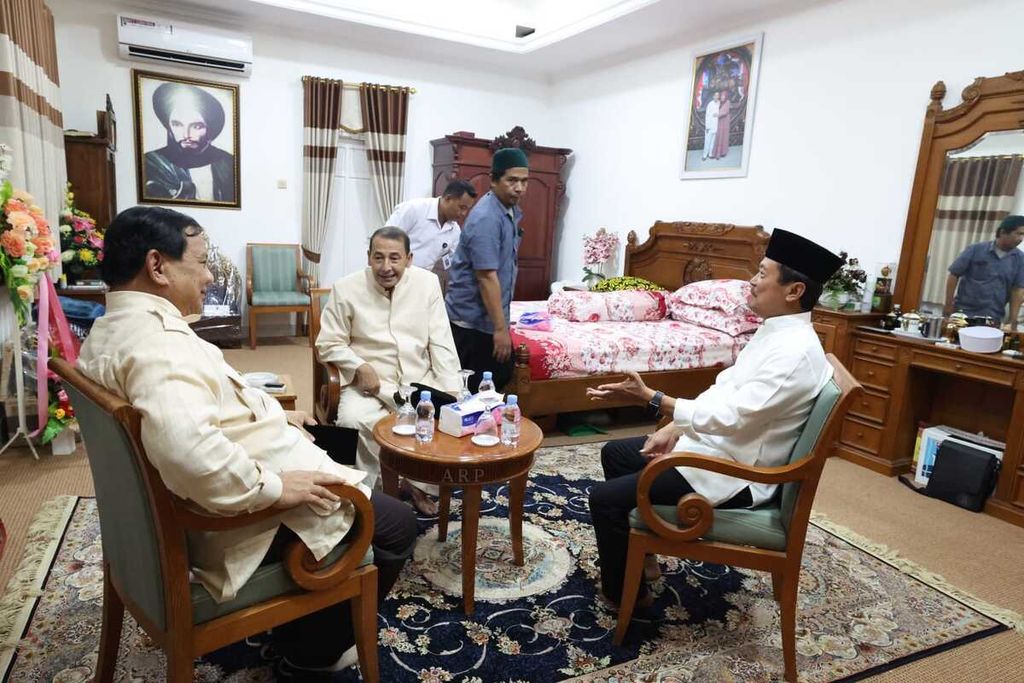Ketua Umum Partai Gerindra Prabowo Subianto kembali berkunjung ke kediaman KH Habib Muhammad Lutfi bin Yahya di Pekalongan, Jawa Tengah (5/5/2024).