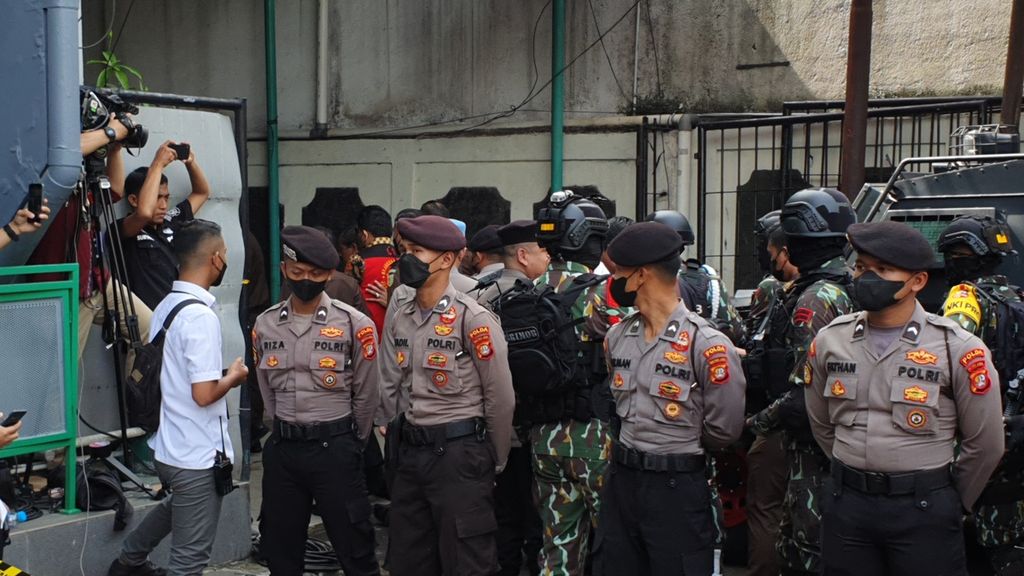 Tersangka pembunuhan berencana Brigadir J, bekas Kepala Divisi Profesi dan Pengamanan Polri Ferdy Sambo, memasuki gedung pengadilan jelang sidang perdana pembacaan dakwaan kasus pembunuhan Brigadir J, Senin (17/10/2022), di Jakarta.