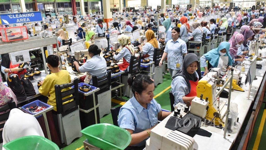 Activities of workers in the shoe manufacturing industry in Cikupa, Tangerang, Banten, Tuesday (30/4/2019). The factory employs as many as 15,000 people.