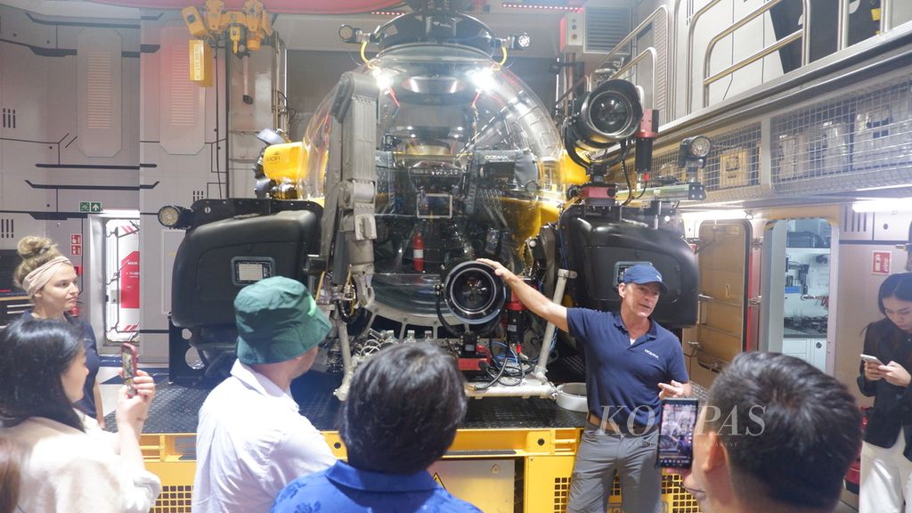Colin Wollermas, a submarine navigator, explained to journalists from several countries about the manned submarine system on board the OceanXplorer submarine, which docked in Singapore on Wednesday (17/4/2024).