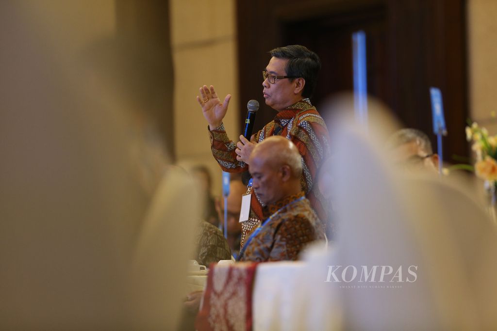 Senior Executive President Office Sinarmas Group Sanny Iskandar bertanya di Diskusi Panel Kompas100 CEO Forum Powered by PLN di Hotel Novotel, Balikpapan, Kalimantan Timur, Rabu (1/11/2023). 