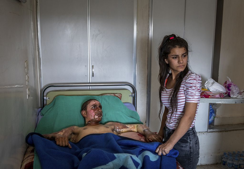 Foto karya Ivor Prickett. Seorang perempuan yang datang ke sebuah rumah sakit di Al Hasakah, Suriah, untuk mengunjungi kekasihnya, seorang pejuang Suriah yang terluka setelah terjadi serangan oleh pihak Turki.