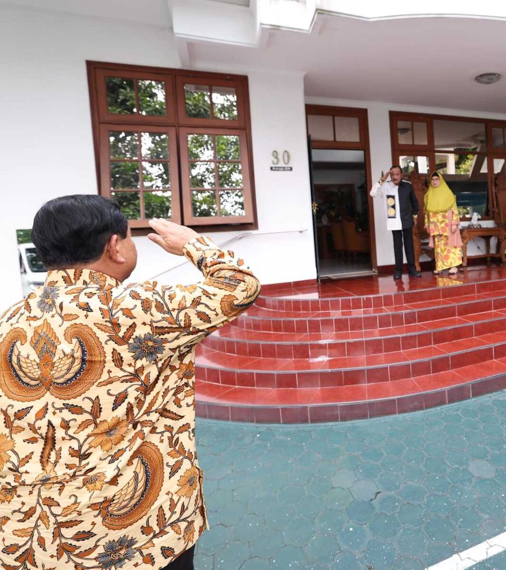 Ketua Umum Partai Gerindra Prabowo Subianto saat menemui Mantan Kepala Staf TNI AD Jenderal (Purn) Subagyo HS, di kediamannya di Yogyakarta, Sabtu (7/5/2022)