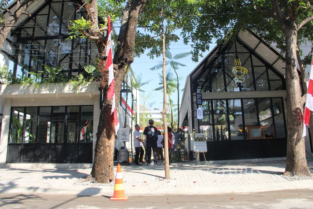 Bangunan kafe Kopi Nako Kompas Solo di Kota Surakarta, Jawa Tengah, yang baru saja dibuka, Sabtu (17/8/2024). Kedai kopi tersebut merupakan hasil kerja sama antara Kanma Group selaku pengelola Kopi Nako dengan harian <i>Kompas</i>.