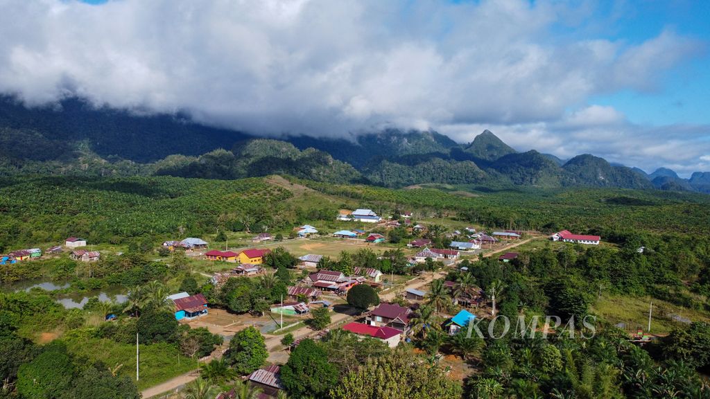 Rimbun sawit dan pegunungan mengelilingi Desa Lalomerui, Routa, Konawe, Sulawesi Tenggara, seperti terlihat dari ketinggian pada Jumat (22/7/2022). Wilayah ini mulai jadi perhatian setelah direncanakan jadi kawasan industri nikel skala besar.