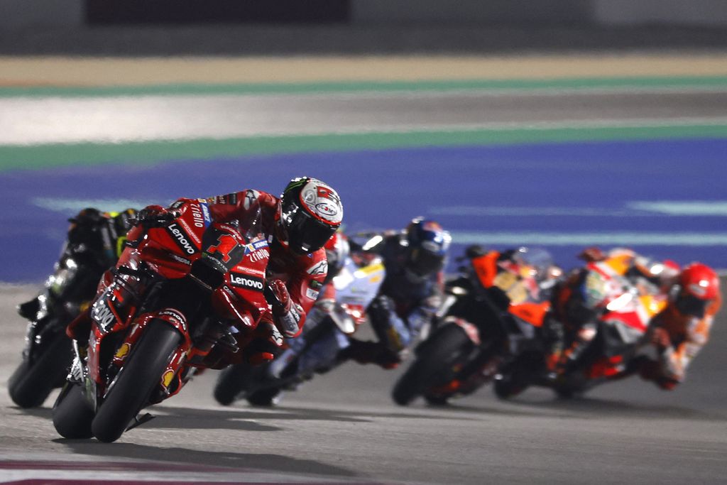 Pebalap Ducati Lenovo, Francesco Bagnaia, sempat memimpin rombongan pada putaran awal Grand Prix Moto GP Qatar di Sirkuit Internasional Lusail, di kota Lusail, Senin (20/11/2023) dini hari.