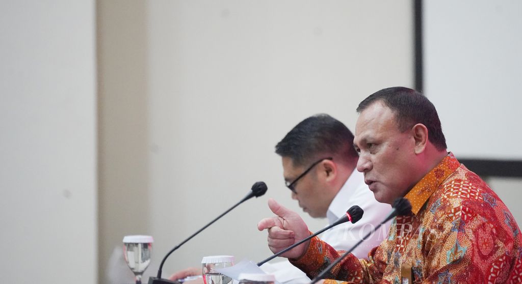 Ketua Komisi Pemberantasan Korupsi Firli Bahuri (kanan) saat berbicara dalam ekspos penahanan bekas Direktur Utama PT Pertamina Karen Agustiawan di Gedung Juang Komisi Pemberantasan Korupsi, Jakarta, Selasa (19/9/2023).