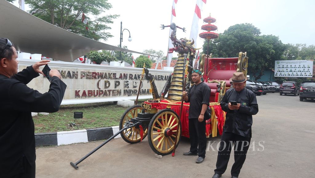 Potret Kereta Paksi Griya Kencana yang terparkir di sela-sela Peringatan Hari Jadi Ke-495 Tahun di kantor DPRD Indramayu, Jawa Barat, Jumat (7/10/2022). Di usia ke-495 tahun, Indramayu meraih sejumlah prestasi. Namun, masih ada berbagai masalah.