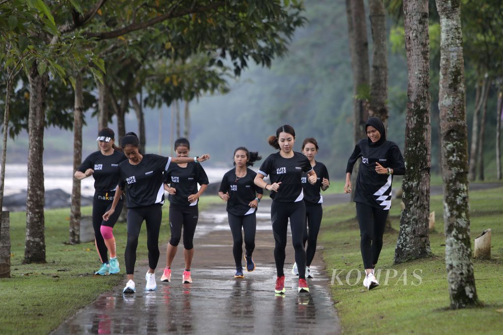 Peserta Borobudur Marathon 2022 Powered by Bank Jateng kategori elite race berlatih di Kompleks Hotel Puri Asri, Magelang, Jawa Tengah, Jumat (11/11/2022). 