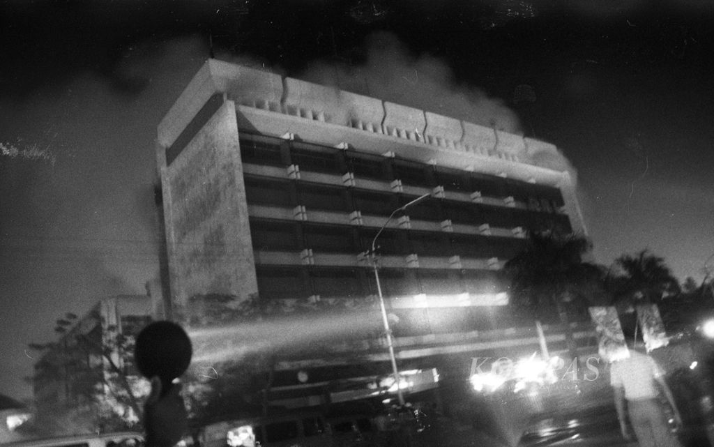 Kebakaran di Gedung Radio Republik Indonesia (RRI) berlantai delapan di Jalan Merdeka Barat, Jakarta Pusat, Sabtu (20/7/1985) malam. 