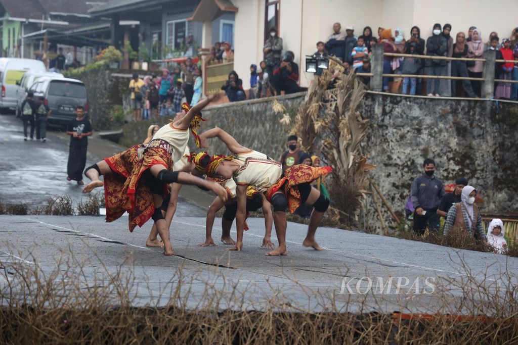 Sanggar Sunan Bonang dari Lumajang menampilkan pertunjukan Gedrug Singo dalam acara Festival Lima Gunung XXI di Dusun Mantran Wetan, Desa Girirejo, Kecamatan Ngablak, Kabupaten Magelang, Jawa Tengah, Sabtu (1/10/2022).