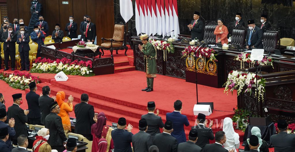 Presiden Joko Widodo menghormat kepada para hadirin seusai menyampaikan pidato kenegaraan dalam Sidang Tahunan MPR/Sidang Bersama DPR dan DPD di Gedung DPR, Jakarta, Selasa (16/8/2022). 