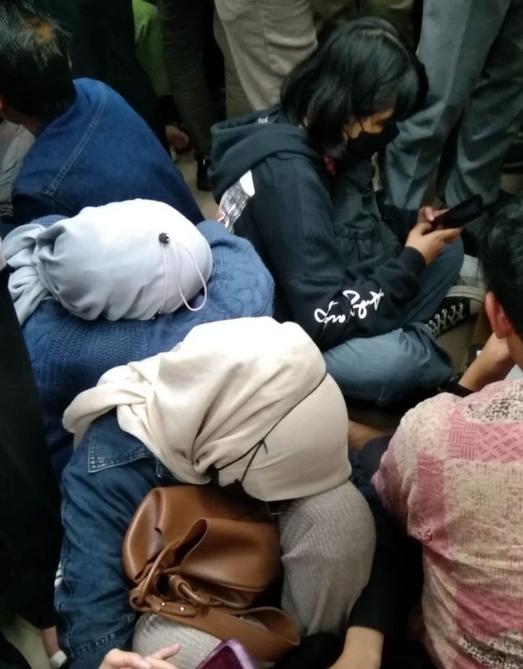 The <i>Commuter line</i> was blocked during a buildup of passengers due to the incident of the <i>spring bed </i>wire getting caught in the train tracks on Tuesday (30/1/2024) evening.