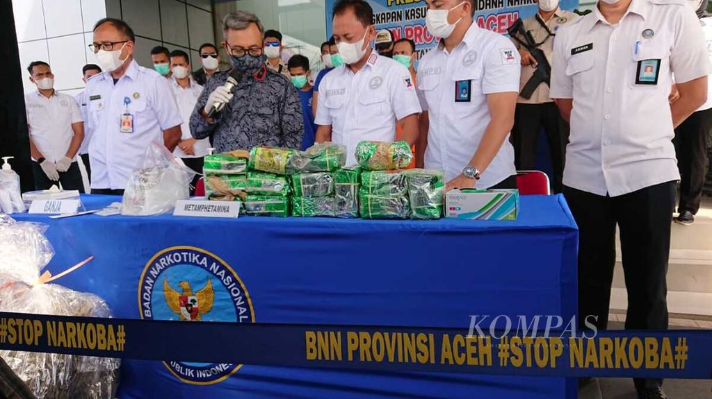Petugas BNN Aceh memperlihatkan sabu dan ganja dalam konferensi pers, Selasa (15/2/2022) di kantor BNN Aceh, Banda Aceh. Sebanyak 14,3 kg sabu dan 16 kg ganja disita sepanjang 2022. Peredaran narkotika di Aceh masih belum mampu dihentikan.