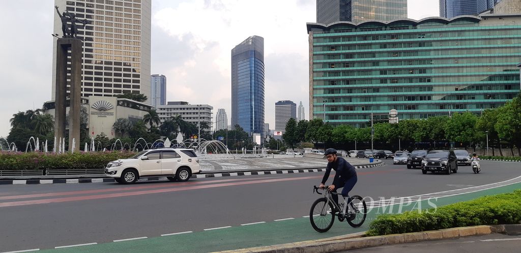 Lalu lintas di Jalan Sudirman-Thamrin lebih lancar pada Minggu (1/5/2022) sore.