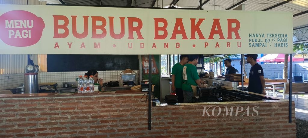 Salah satu menu sarapan yang bisa dicoba di Kota Malang, Jawa Timur, adalah bubur bakar ayam Kawitan. Selain murah meriah, rasanya juga unik.