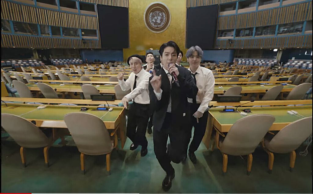  Dalam tayangan dari cuplikan video itu terlihat kelompok vokal asal Korea Selatan, BTS, menyanyi di ruang sidang Majelis Umum Perserikatan Bangsa-Bangsa di New York, AS. Video itu disiarkan menjelang sidang Majelis Umum PBB pada September 2021.