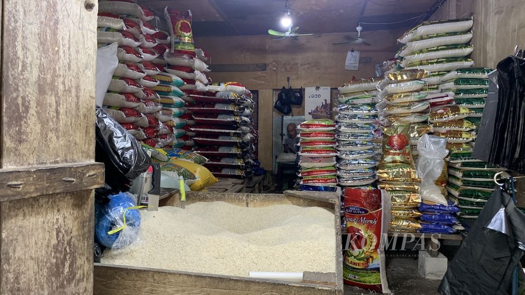 Tumpukan karung berisi beras di salah satu kios milik pedagang di Pasar Panakkukang, Makassar, Sulawesi Selatan, Selasa (23/1/2024).