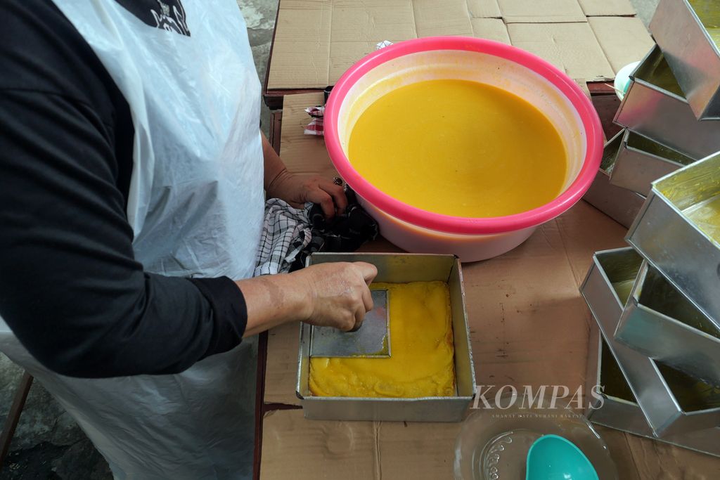 Pekerja sedang membuat kue maksuba, kue basah khas Palembang di toko kue Bunda Rayya, Palembang, Sumatera Selatan, Kamis (4/4/2024). Maksuba dan lapan jam adalah kue sakral yang menjadi lambang gengsi kaum perempuan Palembang di hari spesial, terlebih Idul Fitri.