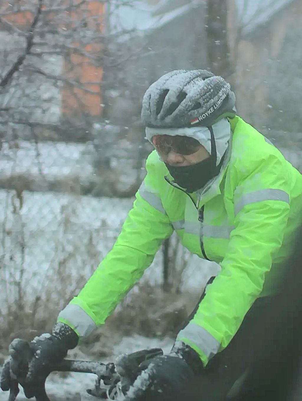Salju menempel pada pakaian dan perlengkapan yang dipakai Royke Lumowa saat bersepeda dari Namastovo, di Kroasia, ke Polandia pada 1 Januari 2024. Salju tampak menempel pada helm sepeda dan jaket.