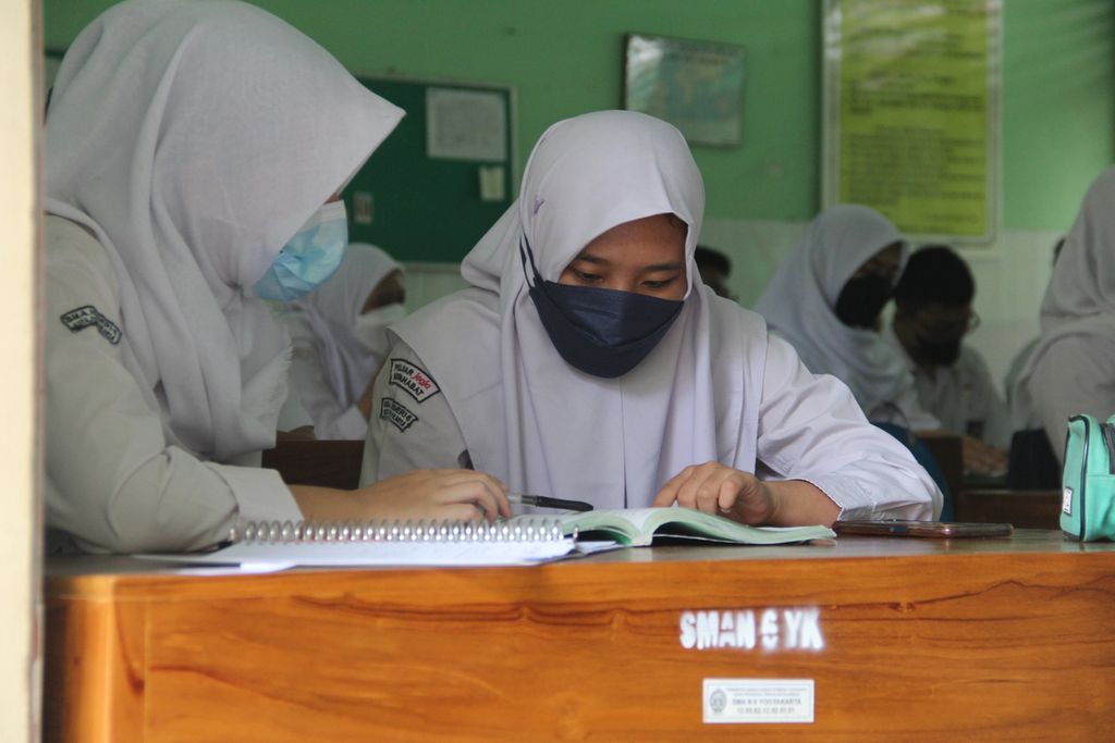 Sejumlah pelajar mengikuti pembelajaran tatap muka di SMA Negeri 6 Yogyakarta, Kota Yogyakarta, Daerah Istimewa Yogyakarta (DIY), Senin (10/1/2021). Mulai hari itu, sejumlah SMA/SMK di DIY telah melaksanakan pembelajaran tatap muka dengan jumlah peserta didik 100 persen.