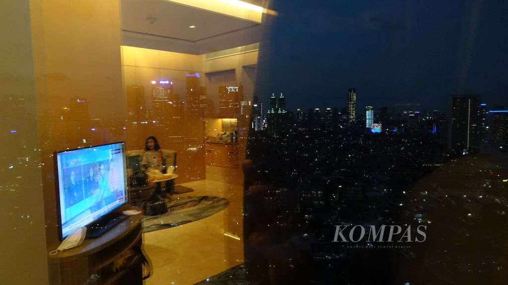 Pantulan kamar sebuah hotel berlatar deretan hunian dan gedung bertingkat di kawasan Kuningan, Jakarta Selatan (5/5/2022). Tingkat hunian kamar hotel selama liburan Lebaran meningkat dibandingkan dengan hari biasa. 