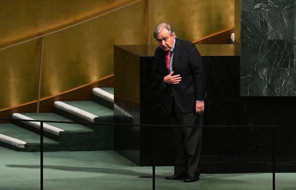 Sekretaris Jenderal PBB Antonio Guterres meninggalkan podium setelah menyampaikan pidato pada Sidang Ke-77 Majelis Umum PBB di kantor pusat organisasi tersebut, di New York City, Selasa (20/9/2022). 