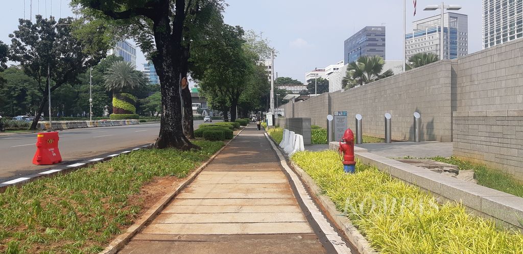 Kondisi trotoar di depan Kedutaan Besar (Kedubes) Amerika Serikat (AS), Gambir, Jakarta Pusat, pada Minggu (11/6/2023). Pemprov DKI Jakarta membuka trotoar di depan Kedubes AS pada Jumat (9/6/2023) malam setelah sekian tahun ditutup atas izin Kementerian Luar Negeri dan Kedubes AS.
