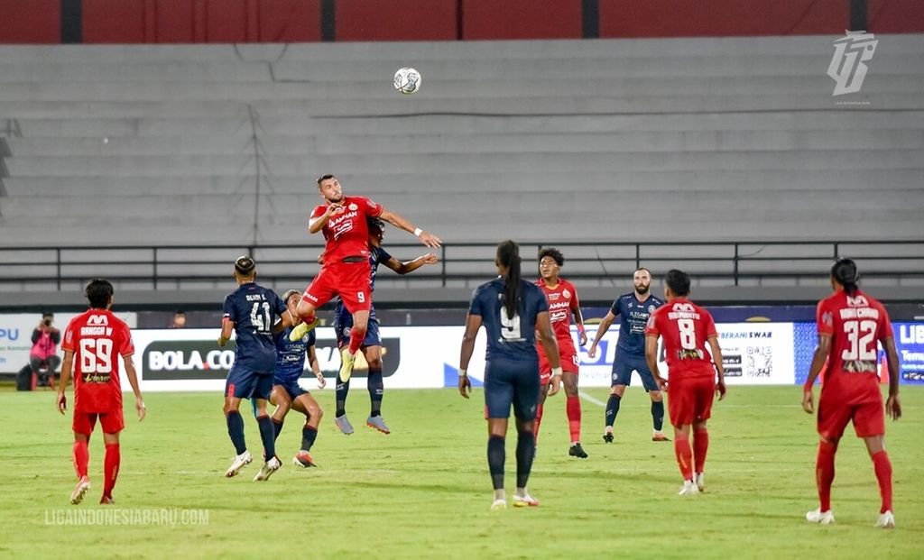 Dokumentasi Liga Indonesia Baru (LIB) menampilkan momen pertandingan Arema FC melawan Persija Jakarta dalam laga lanjutan BRI Liga 1 2021/2022 pekan ke-23 di Stadion Kapten I Wayan Dipta, Gianyar, Sabtu (5/2/2022). 